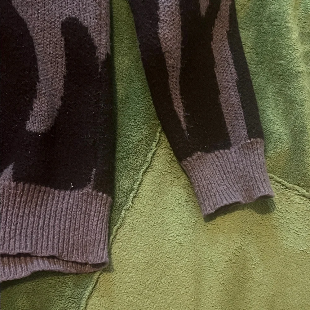 Abstract Patterned Sweater - Picture 4 of 4